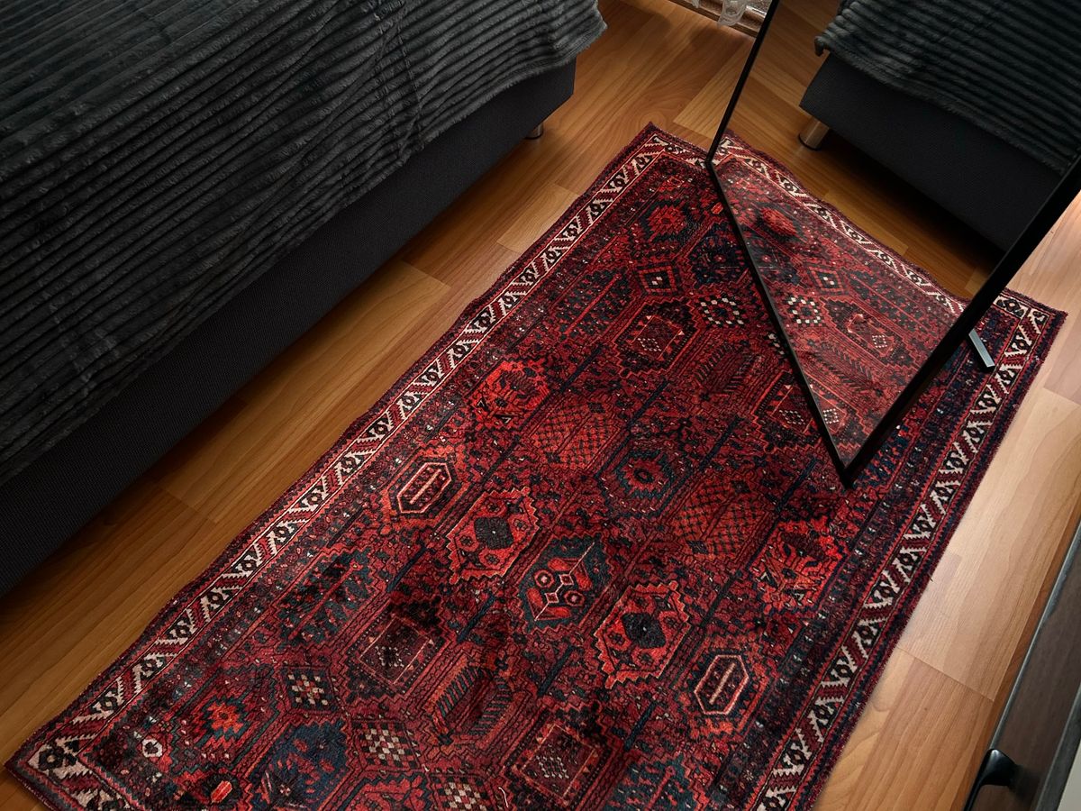 Yatak odasında klasik desenli halı