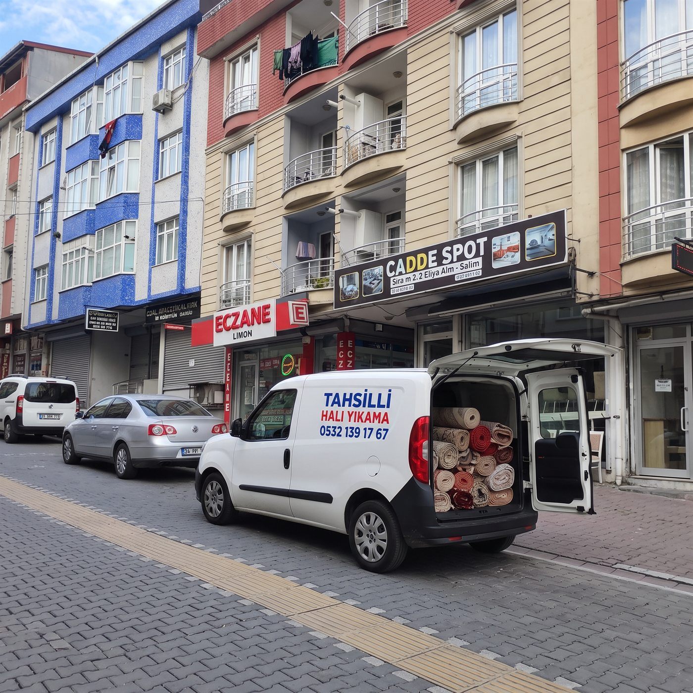 Esenyurt'ta yıkamaya alınan halıların servis aracına yüklenmesi